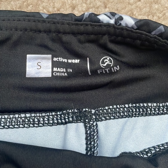 FIT IN leggings, With Pockets, Size small can fit a medium though, Barely worn. - Picture 2 of 7